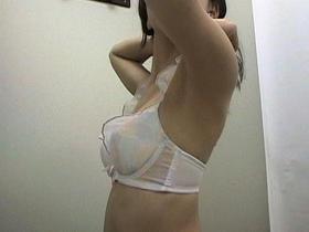 女撮り師が潜入して性的姿態を盗撮した女性の着替え記録映像 4時間特別編 2　サンプル画像04